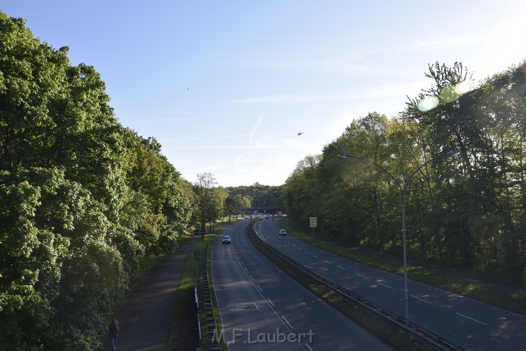 VU mit Fahrerflucht Koeln Vingst Vingster Ring Rich Hoehenberg P02.JPG - Miklos Laubert